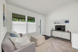 ein Wohnzimmer mit Sofa und Fernseher in der Unterkunft Cozy studio in quiet area - Yard in Austin + 15 Fotos