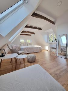 a living room with a bed and a piano at Lichtdurchflutete Dachgeschosswohnung mit Charme in Goldenstedt