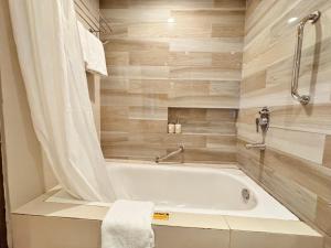 Ένα μπάνιο στο Studio Unit - Black Cat Studio - Santorini Hotel - Sta Lucia Mall Cainta Rizal +13 φωτογραφίες