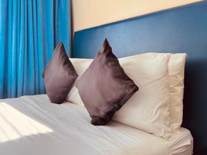 Ένα ή περισσότερα κρεβάτια σε δωμάτιο στο Studio Unit - Black Cat Studio - Santorini Hotel - Sta Lucia Mall Cainta Rizal