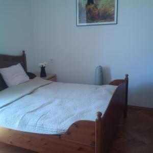 ワルシャワにあるCenter Apartmentのベッドルーム1室(木枠のベッド1台付)