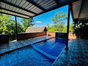a swimming pool in a house with a roof at Villa Paraíso Nápoles in Doradal
