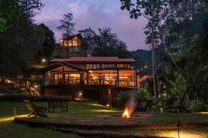 圣弗朗西斯科泽维尔Pousada A Rosa e o Rei的前面有火的大房子