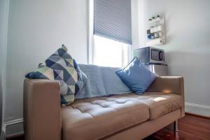 Et opholdsområde på Entire Spacious Guest Unit @JHU (w Private Bath)