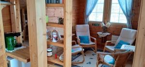 une chambre avec des chaises et une table dans une cabine dans l'établissement Family Home, à Fáskrúðsfjörður