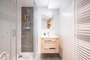 Et badeværelse på Le Chalet Jarrier + 37 billeder