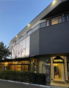 KukësにあるGRAND JNK Boutique Hotelの夜の建物の店先