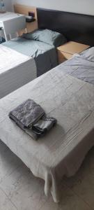 two beds sitting next to each other in a bedroom at Habitación en piso compartido in Terrassa +4 photos
