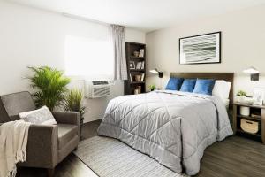 InTown Suites Extended Stay Denver - Englewoodにあるベッド