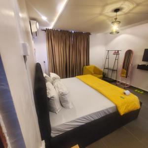 Postel nebo postele na pokoji v ubytování Weltons Apartments