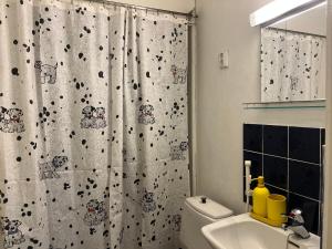une salle de bain avec toilettes et rideau de douche dans l'établissement Casa Peipponen, à Kuopio 44 autres photos