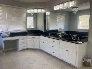 Fotografie z fotogalerie ubytování Kings Mountain Retreat 4BR Family Home Mountain View Game Room Fireplace v destinaci Kings Mountain