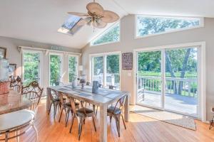 une salle à manger avec une table et quelques chaises dans l'établissement Villa Tide, à Southampton