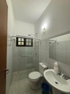 マレシアスにあるPortal do Sabiá Maresiasのトイレと洗面台を備えた白いバスルーム +61枚の写真