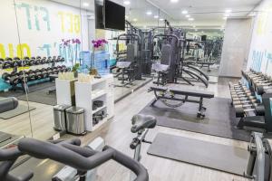 un gimnasio con varias cintas de correr y pesas en GHL Bioxury Hotel, en Bogotá