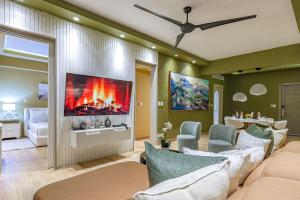 a living room with a couch and a tv at Elegant and Cozy 1BD Condo in Ensanche Quisqueya