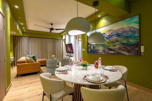 a dining room with a table and chairs at Elegant and Cozy 1BD Condo in Ensanche Quisqueya