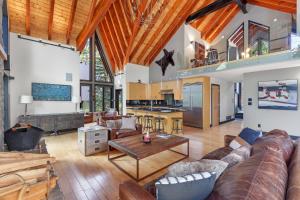 Posezení v ubytování Luxury Whistler 6BR Chalet, Hot Tub and Music Loft