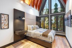 Postel nebo postele na pokoji v ubytování Luxury Whistler 6BR Chalet, Hot Tub and Music Loft