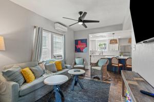 Χώρος καθιστικού στο Coastal Escape, Steps to Beach, Fire Pit