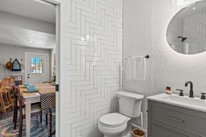 Ένα μπάνιο στο Coastal Escape, Steps to Beach, Fire Pit +42 φωτογραφίες