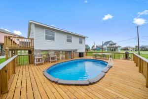 Πισίνα στο ή κοντά στο Classic, Cozy Bungalow With Large Deck Near Beach