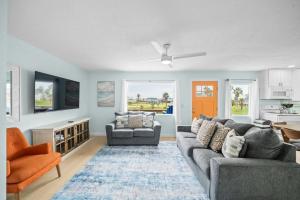 Χώρος καθιστικού στο Classic, Cozy Bungalow With Large Deck Near Beach