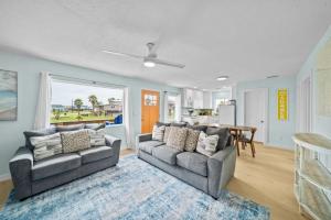 Χώρος καθιστικού στο Classic, Cozy Bungalow With Large Deck Near Beach