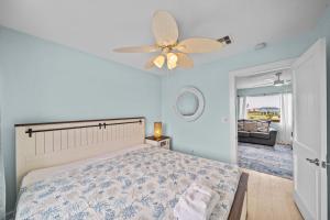 Ένα ή περισσότερα κρεβάτια σε δωμάτιο στο Classic, Cozy Bungalow With Large Deck Near Beach +29 φωτογραφίες