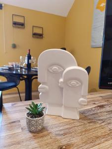 a toilet statue sitting on top of a table at Entre parenthèses in Barvaux