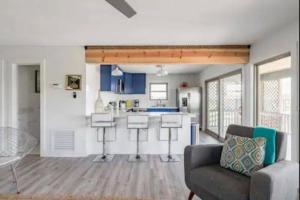 Η κουζίνα ή μικρή κουζίνα στο Beach House with Huge Deck and Great Views