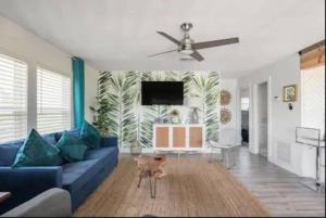 Μια τηλεόραση ή/και κέντρο ψυχαγωγίας στο Beach House with Huge Deck and Great Views