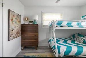 Ένα ή περισσότερα κρεβάτια σε δωμάτιο στο Beach House with Huge Deck and Great Views