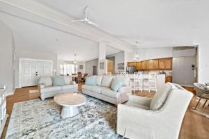 een woonkamer met twee banken en een keuken bij Lakefront home with Pool, Game Room and Dock in Blanchard