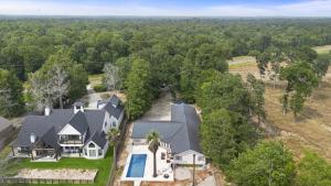 een luchtfoto van een groot huis met een tuin bij Lakefront home with Pool, Game Room and Dock in Blanchard