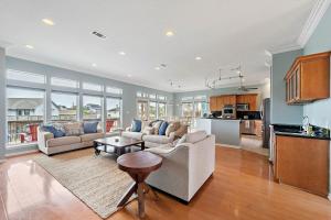 Η κουζίνα ή μικρή κουζίνα στο Canal Front Fisherman Dream Home with Great Views