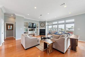 Χώρος καθιστικού στο Canal Front Fisherman Dream Home with Great Views