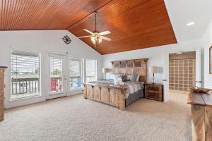 Ένα ή περισσότερα κρεβάτια σε δωμάτιο στο Canal Front Fisherman Dream Home with Great Views