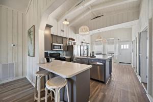 Kuchyň nebo kuchyňský kout v ubytování Beach house with fire pit, game room and massive deck with wonderful ocean views