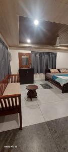 Postel nebo postele na pokoji v ubytování Hill valley farm resort