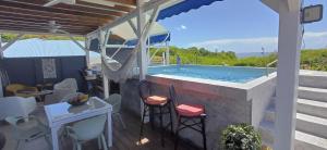 Bazén v ubytování Gîtes Capra Pomme Surette piscine et spa nebo v jeho okolí