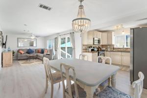 Nhà bếp/bếp nhỏ tại Cozy cottage in the heart of Kemah close to the boardwalk and bay