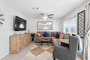 TV/trung tâm giải trí tại Cozy cottage in the heart of Kemah close to the boardwalk and bay