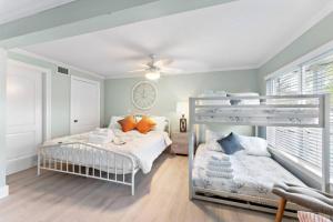 Giường trong phòng chung tại Cozy cottage in the heart of Kemah close to the boardwalk and bay