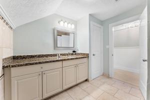 Ảnh trong thư viện ảnh của Cozy cottage in the heart of Kemah close to the boardwalk and bay ở Clear Lake Shores +36 ảnh