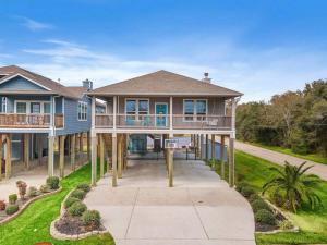 una grande casa con un portico perimetrale di Perfect Seabrook retreat just minutes from the bay with fire pit and Cowyboy soaking pool a Seabrook
