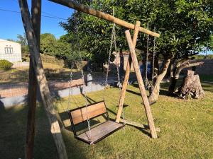 ポンタ・ド・オウロにあるlodge3aの木の庭の木のブランコ