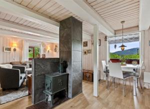 sala de estar con chimenea y comedor en Kvila, en Tingvoll 4 fotos más