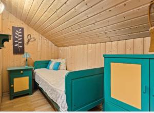 1 dormitorio con cama verde y techo de madera en Kvila, en Tingvoll