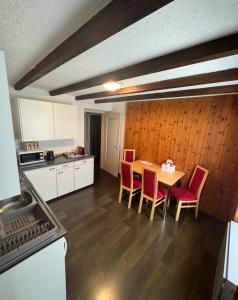 a kitchen and dining room with a table and chairs at Casa Angelica in Quinto